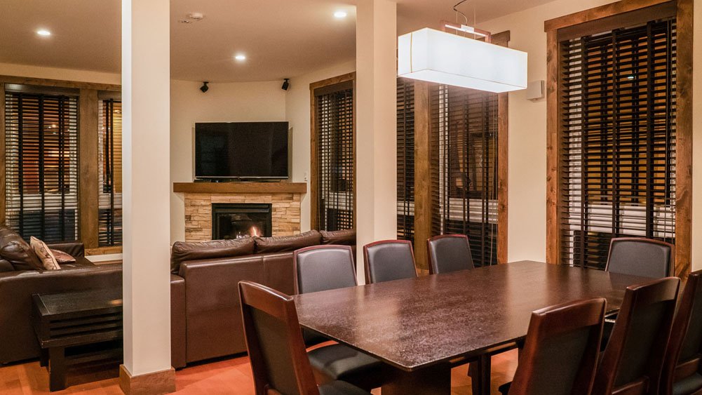 Gouka Chalet - dining and living rooms